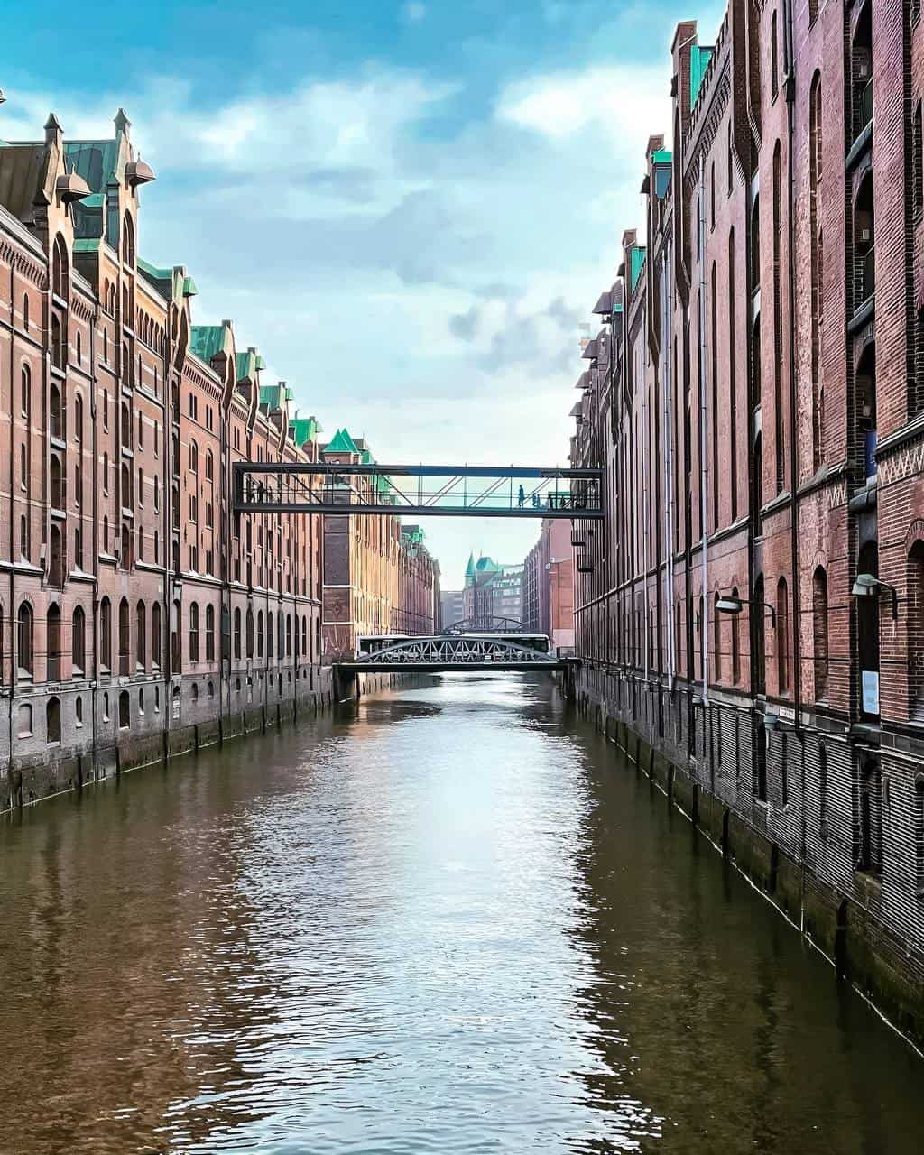 Puente de protección contra inundaciones en Sandtorkai, Hamburgo, Alemania