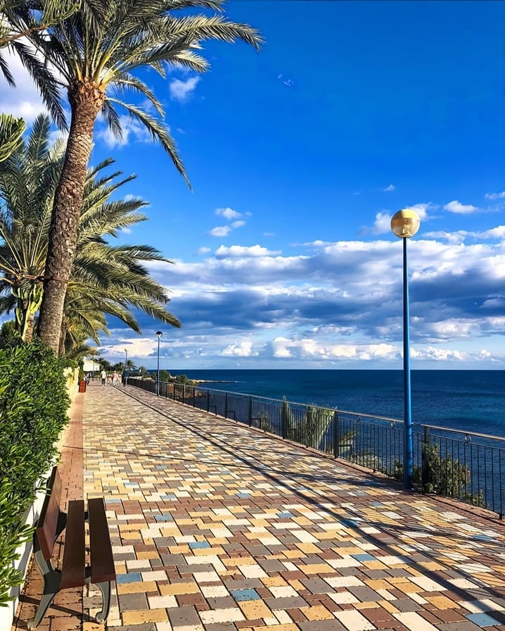 Paseo marítimo de Punta Prima, Menorca, España